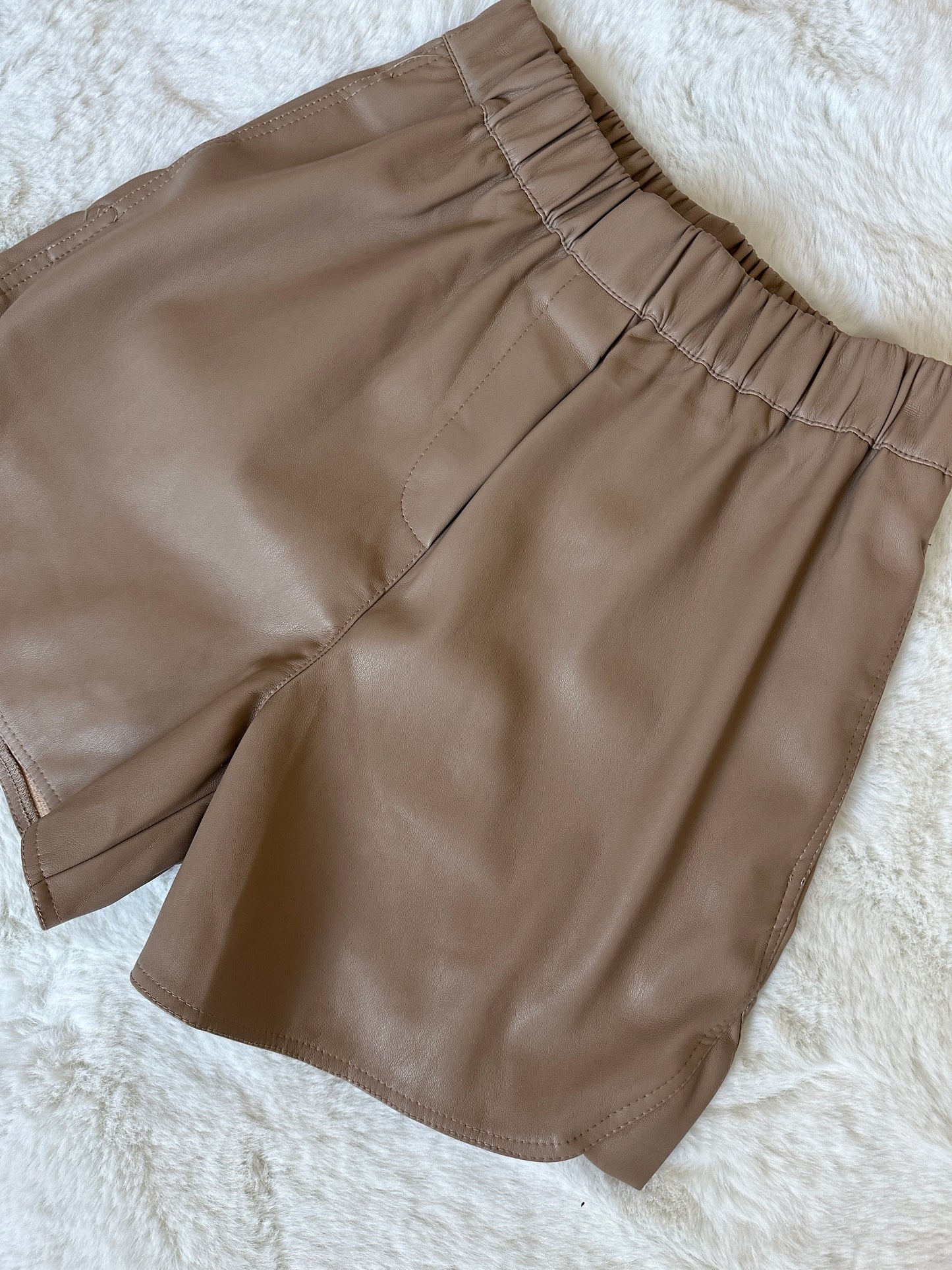 LEATHER SHORTS TAUPE